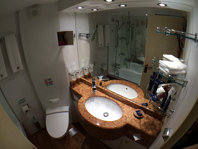 Yacht Club MSC Splendida bathroom